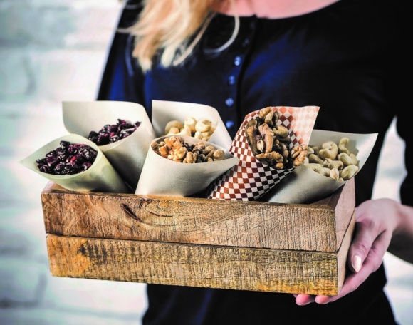 POLACY POKOCHALI ORZECHY ALESTO HITEM W LIDLU NA ŚWIĘTA Styl życia, LIFESTYLE - Orzechy i bakalie stały się popularną przekąską stanowiącą podstawę zdrowej diety. Świadomość ich dobroczynnego wpływu na organizm człowieka sprawia, że sięga po nie coraz więcej osób.