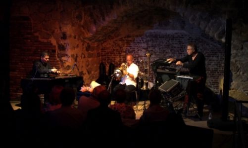 Trio Momentâ€™s Notice zagra w Polsce