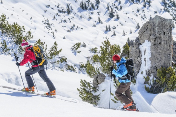 Skitouring â€“ z jakÄ… lampkÄ… na wyprawÄ™? Styl Å¼ycia, LIFESTYLE - Cudowne widoki, dziewicze tereny i uczucie odkrywania czegoÅ› nowego â€“ skitouring, czyli poÅ‚Ä…czenie wÄ™drÃ³wki po gÃ³rach i zjazdu, wciÄ…Å¼ zyskuje na popularnoÅ›ci. Jakie oÅ›wietlenie wybraÄ‡, by wyprawa odbyÅ‚a siÄ™ bezpiecznie?