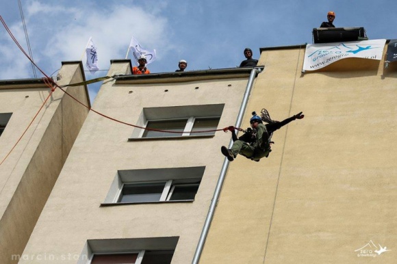 WyjÄ…tkowy Prezent zachÄ™ca do skoku dla WOÅšP Styl życia, LIFESTYLE - WyjÄ…tkowy Prezent zagra z WielkÄ… OrkiestrÄ… ÅšwiÄ…tecznej Pomocy już w niedzielÄ™, 15 stycznia, na warszawskim Wawrzyszewie. Z okazji 25. jubileuszu WOÅšP firma przygotowaÅ‚a ekstremalnÄ…, charytatywnÄ… akcjÄ™ „Skok dla WOÅšPâ€.