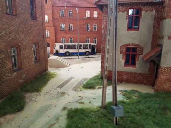 Pierwsza na Å›wiecie makieta z deszczem Styl Å¼ycia, LIFESTYLE - Przerwa od szkoÅ‚y, czy przedszkola moÅ¼e byÄ‡ czasem peÅ‚nym przygody. Na wÅ‚asne oczy bÄ™dzie moÅ¼na przekonaÄ‡ siÄ™ o tym w Europie Centralnej. W Kolejkowie na odkrycie czeka miÄ™dzy innymi pierwsza na Å›wiecie makieta z padajÄ…cym deszczem