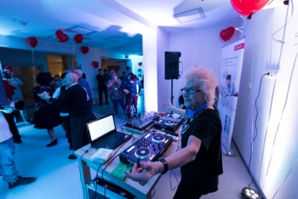 Dancing, jakiego nie byÅ‚o. DJ Wika zagraÅ‚a dla seniorÃ³w we WrocÅ‚awiu