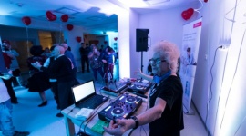 Dancing, jakiego nie byÅ‚o. DJ Wika zagraÅ‚a dla seniorÃ³w we WrocÅ‚awiu Styl Å¼ycia, LIFESTYLE - ZdradziÅ‚a mieszkaÅ„com WrocÅ‚awia tajemnicÄ™ swojej mÅ‚odoÅ›ci i zawÅ‚adnÄ™Å‚a parkietem za pomocÄ… ponadczasowych hitÃ³w. KilkudziesiÄ™ciu seniorÃ³w bawiÅ‚o siÄ™ w walentynkowy wieczÃ³r z 78-letniÄ… DJ WikÄ… w centrum seniora Angel Care.