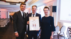 Sokołów po raz kolejny laureatem „NAJLEPSZY PRODUKT 2017 – wybór konsumentów†BIZNES, Konsument - Produkty firmy Sokołów S.A. po raz kolejny zostaÅ‚y nagrodzone w ogólnopolskim badaniu „NAJLEPSZY PRODUKT 2017 – wybór konsumentówâ€. Tym razem wyroby SokoÅ‚owa wyróżniono w dwóch kategoriach: „KieÅ‚basy†oraz „Kabanosyâ€.