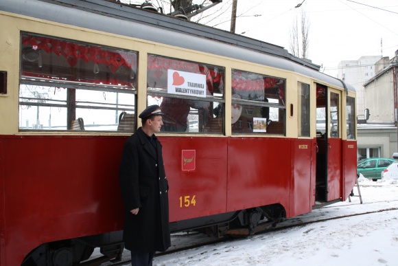 Walentynkowym tramwajem do Portu ÅÃ³dÅº Styl Å¼ycia, LIFESTYLE - W DzieÅ„ Zakochanych do Portu ÅÃ³dÅº bÄ™dzie moÅ¼na przyjechaÄ‡ niezwykÅ‚ym walentynkowym tramwajem. Zorganizowana atrakcja to wspÃ³lna inicjatywa MPK, Teatru Muzycznego oraz Portu ÅÃ³dÅº.