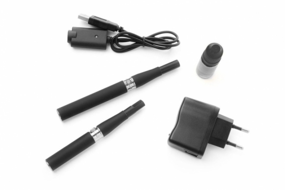 E-papierosy - jakich bÅ‚Ä™dÃ³w unikaÄ‡ podczas korzystania? Styl Å¼ycia, LIFESTYLE - Pochodzenie urzÄ…dzenia i e-liquidu, podstawowe zasady dbania o sprzÄ™t elektroniczny, a przede wszystkim pamiÄ™tanie o blokowaniu e-papierosa podczas przenoszenia â€“ w tych obszarach uÅ¼ytkownicy e-papierosÃ³w popeÅ‚niajÄ… bÅ‚Ä™dy, ktÃ³re powodujÄ… niewÅ‚aÅ›ciwe ich dziaÅ‚anie.