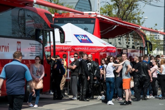 MotocykliÅ›ci zachÄ™cÄ… do pomagania. Padnie rekord? Styl Å¼ycia, LIFESTYLE - Wielka parada, legendarne pojazdy, pokazy ratownictwa medycznego, koncerty â€“ to tylko kilka atrakcji, ktÃ³re zaplanowano na MotoKroplÄ™ w Magnolia Park. W ramach inauguracji sezonu motocyklowego miÅ‚oÅ›nicy jednoÅ›ladÃ³w bÄ™dÄ… zachÄ™cali do pomagania innym. WstÄ™p wolny.