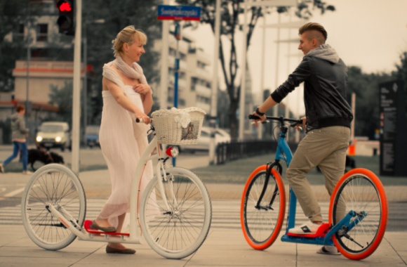 Nowa hulaj moda na ulicach miasta Styl Å¼ycia, LIFESTYLE - Na ulicach i w parkach powoli rozgaszcza siÄ™ wiosna. ChÄ™tniej spacerujemy i wiÄ™cej czasu spÄ™dzamy na powietrzu. W tym roku ci, ktÃ³rzy chcÄ… aktywnie zaczÄ…Ä‡ sezon majÄ… do dyspozycji nowy Å›rodek transportu.