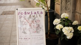 â€žPoÅ›wiata po Å›witâ€ z Deli Catering Styl Å¼ycia, LIFESTYLE - Z okazji 50. rocznicy Å›mierci Haliny PoÅ›wiatowskiej grupa artystyczna Art Game przygotowaÅ‚a niezwykÅ‚y wieczÃ³r, inspirowany postaciÄ… poetki. O niecodziennÄ… oprawÄ™ kulinarnÄ… wydarzenia zadbaÅ‚ lider na rynku usÅ‚ug cateringowych w zakresie kulinariÃ³w eventowych â€“ Deli Catering.