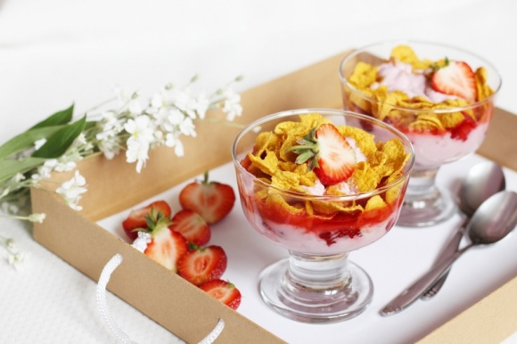 Åšniadanie do Å‚Ã³Å¼ka â€“ maÅ‚y gest, duÅ¼a radoÅ›Ä‡ Styl Å¼ycia, LIFESTYLE - Okazywanie uczuÄ‡ wzmacnia wiÄ™zi miÄ™dzy dwojgiem ludzi. WaÅ¼ne sÄ… drobne, codzienne gesty. Np. Å›niadanie podane do Å‚Ã³Å¼ka. 62% badanych mam twierdzi, Å¼e taki poczÄ…tek dnia daje poczucie, Å¼e jesteÅ›my dla drugiej osoby waÅ¼ni, a 52% uwaÅ¼a, Å¼e to dowÃ³d na to, Å¼e ktoÅ› bliski o nas dba.