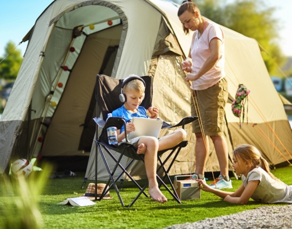 Wakacyjny niezbÄ™dnik Jula Styl Å¼ycia, LIFESTYLE - Nareszcie! Za chwilÄ™ ruszymy na urlopy w bliÅ¼sze i dalsze rejony Å›wiata. W wakacje jednak zawsze warto spÄ™dziÄ‡ choÄ‡ jeden weekend pod namiotem. To z takich wyjazdÃ³w przywozi siÄ™ najlepsze wspomnienia.
