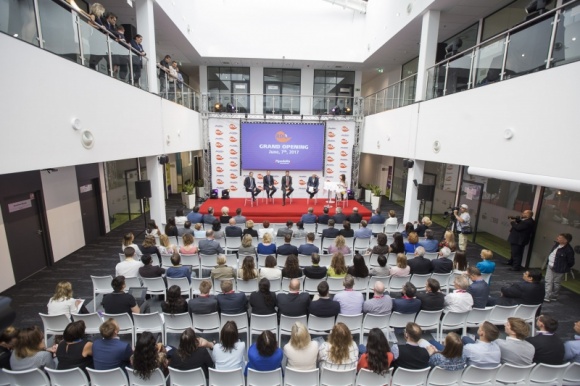 Innowacyjne Centrum BadaÅ„, Rozwoju i JakoÅ›ci MondelÄ“z International BIZNES, Konsument - Przedstawiciele MondelÄ“z International oraz polscy politycy, wÅ‚adze lokalne i uznani naukowcy krajowych instytucji naukowo-badawczych uroczyÅ›cie otworzyli w Bielanach WrocÅ‚awskich nowe Centrum BadaÅ„, Rozwoju i JakoÅ›ci.