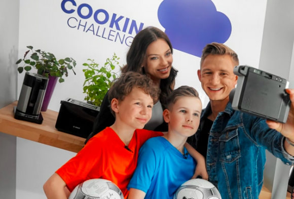 MISTRZ POLSKI GOTUJE W COOKING CHALLENGE Gwiazdy, LIFESTYLE - Edyta ZajÄ…c i Kuba RzeÅºniczak - Mistrz Polski gotuje z Å¼onÄ… w kuchni Cooking Challenge! Jakub RzeÅºniczak wraz z Å¼onÄ… EdytÄ… ZajÄ…c podjÄ™li wyzwanie Cooking Challenge, akcji internetowej, w ktÃ³rej gotowanie Å‚Ä…czy siÄ™ ze spoÅ‚ecznie waÅ¼nym przesÅ‚aniem.