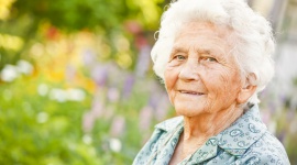 Emeryt 13 000 minus BIZNES, Konsument - 3,11 mld zÅ‚ wynosi zadÅ‚uÅ¼enie 238 tys. emerytÃ³w notowanych w Krajowym Rejestrze DÅ‚ugÃ³w. Od 1 lipca komornik bÄ™dzie musiaÅ‚ zostawiÄ‡ seniorom przynajmniej 75%, a nie jak dotÄ…d 50% najniÅ¼szej emerytury.