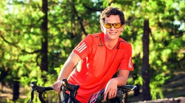 Sport w okularach â€“ bezpieczny czy nie? Styl Å¼ycia, LIFESTYLE - Moda na aktywnoÅ›Ä‡ fizycznÄ… i uprawianie sportÃ³w opanowaÅ‚a PolskÄ™ na dobre. Z badaÅ„ TNS Polska wynika, Å¼e niemal poÅ‚owa PolakÃ³w uprawia rÃ³Å¼ne formy sportu.