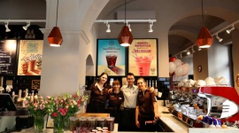 Kawy COSTA COFFEE dostÄ™pne na ul. Szewskiej w Krakowie Styl Å¼ycia, LIFESTYLE - COSTA COFFEE przy ul. Szewskiej w Krakowie! Kawiarnia zajmuje duÅ¼y, naroÅ¼ny lokal o powierzchni ponad 200 mkw.