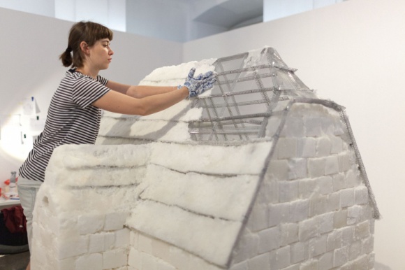 Home Sweet Home - rzeÅºba z 300 tysiÄ™cy kostek Cukru KrÃ³lewskiego Sztuka, LIFESTYLE - Ponad 300 tysiÄ™cy kostek cukru posÅ‚uÅ¼yÅ‚o do zbudowania rzeÅºby wrocÅ‚awskiej willi z XIX wieku, ktÃ³ra stanÄ™Å‚a w Galerii Awangarda.