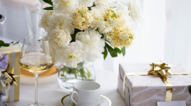 PrzyjÄ™cie Å›lubne w kolorach zÅ‚ota i bieli Styl Å¼ycia, LIFESTYLE - Ostatnio coraz popularniejsze stajÄ… siÄ™ kameralne, organizowane tylko w gronie najbliÅ¼szych przyjÄ™cia Å›lubne. To odwaÅ¼na decyzja, ktÃ³ra wymaga dobrej organizacji, a takÅ¼e wyjÄ…tkowej i eleganckiej oprawy.