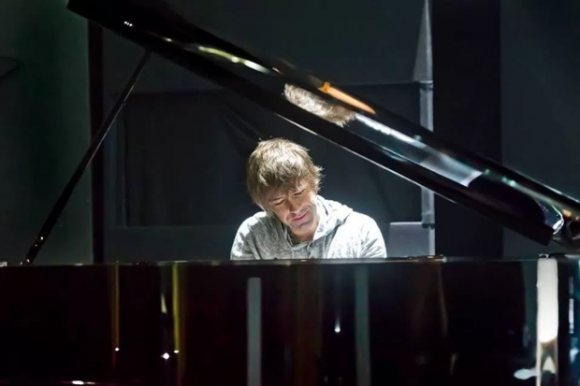 Koncert Juliusza Kamila â€“ romantyczne, muzyczne klimaty w Bielsku-BiaÅ‚ej Gwiazdy, LIFESTYLE - W ostatnich tygodniach Letnia Scena Sfery zapraszaÅ‚a mieszkaÅ„cÃ³w Bielska â€“ BiaÅ‚ej na gorÄ…ce, wakacyjne rytmy. Po wytÄ™piÄ™ kubaÅ„skich sÅ‚aw z Tripulacion Cubana oraz fantastycznym koncercie Mesajah, czas na solidnÄ… porcjÄ™ romantycznego rocka.