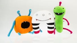 Inwazja pluszowych StworkÃ³w w Bytomiu. Przygarnij caÅ‚Ä… trÃ³jkÄ™ Styl Å¼ycia, LIFESTYLE - Szeroko siÄ™ uÅ›miechajÄ…, uwielbiajÄ… byÄ‡ tulone, sÄ… kochane przez dzieci. Pluszowe Stworki Agorki zamieszkaÅ‚y w Agorze Bytom. KaÅ¼dy moÅ¼e zostaÄ‡ ich wÅ‚aÅ›cicielem. Wystarczy zebraÄ‡ osiem naklejek wrÄ™czanych za zakupy.