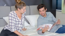 â€žNajlepiej spaÄ‡ na twardymâ€. W jakie jeszcze mity wierzysz? Styl Å¼ycia, LIFESTYLE - Materac sprÄ™Å¼ynowy trzeszczy, pianka jest nietrwaÅ‚a, stelaÅ¼ to wymysÅ‚, a przyzwyczaiÄ‡ siÄ™ moÅ¼na do kaÅ¼dych warunkÃ³w. DokonujÄ…c wyboru materaca, kierujemy siÄ™ przekonaniami, ktÃ³re nie zawsze sÄ… prawdziwe. Rozprawmy siÄ™ wiÄ™c z mitami raz na zawsze i Å›pijmy zdrowo.