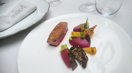 Szef kuchni z Krakowa w półfinale międzynarodowego konkursu kulinarnego! Styl życia, LIFESTYLE - Miłosz Grabowski, szef kuchni restauracji Pod Różą w Krakowie, znalazł się w gronie półfinalistów tegorocznej edycji SPYC, globalnego konkursu dla młodych talentów sztuki kulinarnej.