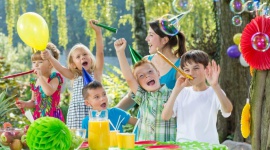 Garden party! PomysÅ‚ na zakoÅ„czenie lata - dla dzieci i dorosÅ‚ych Styl Å¼ycia, LIFESTYLE - Czerwone jarzÄ™biny, kolorowe liÅ›cie, bÅ‚yszczÄ…ce kasztany i kwitnÄ…ce wrzosy to znak, Å¼e jesieÅ„ zbliÅ¼a siÄ™ wielkimi krokami. Idealnym pomysÅ‚em na poÅ¼egnanie lata jest zorganizowanie garden party, ktÃ³re ucieszy zarÃ³wno dzieci, jak i dorosÅ‚ych.