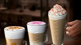 Poznaj nowe jesienne menu COSTA COFFEE â€“ w wersji klasycznej i lodowej Styl Å¼ycia, LIFESTYLE - JesieniÄ… COSTA COFFEE przeÅ‚amuje konwenanse i proponuje kawy przywodzÄ…ce na myÅ›l ciepÅ‚e dni lata. I to nie tylko za sprawÄ… takich propozycji, jak Kokosowe latte, ale przede wszystkim serwujÄ…c lodowe wersje nowych kaw!