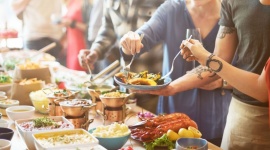 Niedziele przy stole â€“ rusza jesienna edycja Sunday Brunch Styl Å¼ycia, LIFESTYLE - NawiÄ…zuje do trendu slow dining i staje siÄ™ pomysÅ‚em na spÄ™dzanie czasu. Sunday Brunch to coraz bardziej popularny zamiennik niedzielnego rosoÅ‚u. Dlaczego? Uczestnicy spotykajÄ… siÄ™ z przyjaciÃ³Å‚mi, majÄ… do wyboru bogate menu, a dzieci korzystajÄ… z zabawy pod okiem animatorÃ³w.