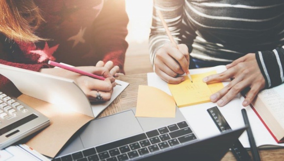 NiezbÄ™dnik studenta - co przyda siÄ™ w roku akademickim? Styl Å¼ycia, LIFESTYLE - Nieuchronnie zbliÅ¼a siÄ™ jesieÅ„, a wraz z niÄ… poczÄ…tek roku akademickiego. Przed studentami intensywny czas i nowe wyzwania, ktÃ³rym towarzyszy szereg przygotowaÅ„. Ich nieodÅ‚Ä…cznym elementem sÄ… zakupy.