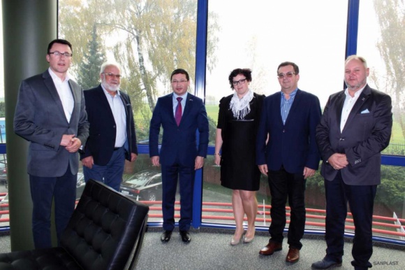 WyjÄ…tkowy GoÅ›Ä‡ w progach firmy SANPLAST SA BIZNES, Konsument - W ostatnim tygodniu w firmie SANPLAST SA goÅ›ciÅ‚ Jego Ekscelencja Margulan Baimukhan Ambasador Nadzwyczajny i PeÅ‚nomocny Republiki Kazachstanu w Polsce. ByÅ‚a to oficjalna wizyta przedstawiciela tego kraju w progach polskiego producenta wyposaÅ¼enia Å‚azienek.