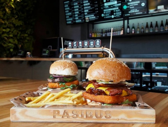 Pasibus, czyli nowe miejsce na mapie Warszawy dla fanÃ³w burgerÃ³w Styl Å¼ycia, LIFESTYLE - Lokale z burgerami na staÅ‚e zagoÅ›ciÅ‚y na mapie stolicy, a juÅ¼ teraz w ZÅ‚otych Tarasach otwiera siÄ™ pierwszy w Warszawie bar z legendarnymi burgerami pod szyldem Pasibus. Lokal zlokalizowany jest na pierwszym poziomie centrum.