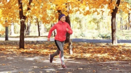 Jak dbać o formę w sezonie jesienno-zimowym? Styl życia, LIFESTYLE - Chłód, deszcz i wiatr budzą przede wszystkim skojarzenia z gorącą herbatą i miękkim kocem… Tymczasem w takich warunkach upływa kilka miesięcy w roku. A co z aktywnością fizyczną, niezbędną dla naszego zdrowia i smukłej sylwetki?