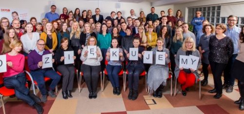 Wolontariusze pomaganie majÄ… w genach.