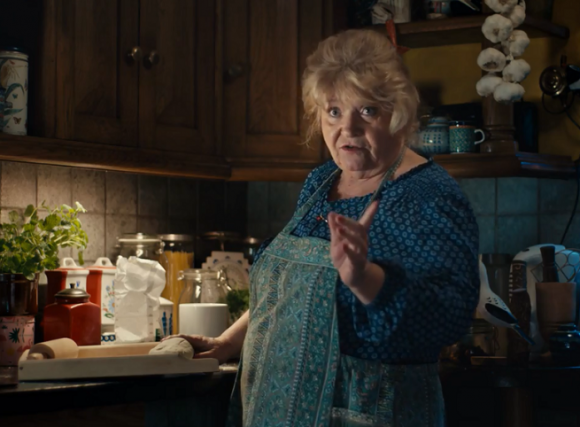 Gamingowa babcia i chłopak na levelu Styl życia, LIFESTYLE - Czy porady babci mogą się przydać w trakcie przechodzenia kolejnego etapu gry komputerowej i co oznacza wspólne dojście do 14 levelu? Tego można dowiedzieć się z nowej odsłony kampanii Ponad Standard, w której znajdziemy zabawne historie z życia codziennego.