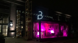 Kontenerowe galerie fotografii Szymona Brodziaka Sztuka, LIFESTYLE - JesteÅ› tym, co widzisz â€“ to motto artysty fotografika Szymona Brodziaka umieszczone na jego przeszklonej galerii stworzonej w kontenerze ustawionym w poÅ‚owie listopada w Warszawie na Duchnickiej 3.
