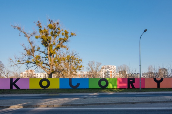 Sztuka Marka Sobczyka w nietypowym miejscu Styl życia, LIFESTYLE - Autentyczne dzieło artysty zdobi ogrodzenie przyszłego placu budowy nowego osiedla.