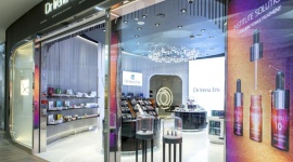 Piękno i luksus w najnowszym projekcie Roberta Majkuta Styl życia, LIFESTYLE - Najnowsze dzieło Roberta Majkuta to projekt pierwszego w Polsce Concept Store Dr Ireny Eris, wizytówka marki, w pełni odzwierciedlająca jej tożsamość. Jest częścią The Designer Gallery warszawskiej Galerii Mokotów.