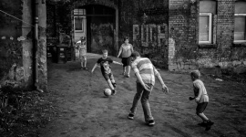 W lustrze codziennoÅ›ci. Nowa wystawa w Bytomiu Sztuka, LIFESTYLE - Takich zdjÄ™Ä‡ nie zobaczycie na perfekcyjnych pocztÃ³wkach czy w idealnych przewodnikach. SÄ… odzwierciedleniem codziennoÅ›ci â€“ bawiÄ…, poruszajÄ…, zmuszajÄ… do refleksji. Od 7 lutego prace Janusza Cedrowicza bÄ™dzie moÅ¼na zobaczyÄ‡ w Galerii na Poziomie w Agorze Bytom. WstÄ™p wolny.