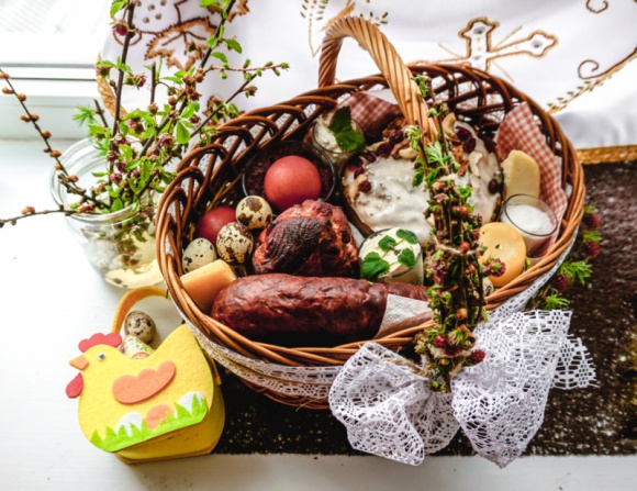 Co wÅ‚oÅ¼yÄ‡ do koszyczka wielkanocnego? Styl Å¼ycia, LIFESTYLE - ÅšwiÄ™ta Wielkiej Nocy zbliÅ¼ajÄ… siÄ™ wielkimi krokami. W sklepach pojawiajÄ… siÄ™ czekoladowe zajÄ…czki, cukrowe baranki, a w domach juÅ¼ niedÅ‚ugo pachnieÄ‡ bÄ™dzie Å›wieÅ¼Ä… rzeÅ¼uchÄ… i pieczonymi mazurkami.