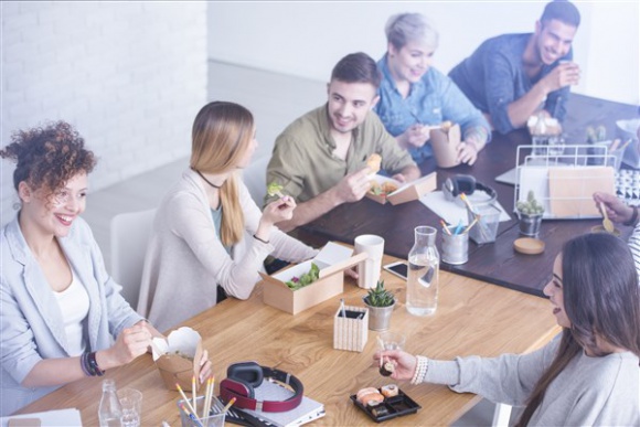 WartoÅ›ciowy posiÅ‚ek zwiÄ™ksza efektywnoÅ›Ä‡ pracownika o 25% Styl Å¼ycia, LIFESTYLE - WÅ›rÃ³d czynnikÃ³w decydujÄ…cych o efektywnoÅ›ci pracownikÃ³w, sÄ… teÅ¼ takie, na ktÃ³re pracodawcy pozornie nie majÄ… realnego wpÅ‚ywu. Mowa o stylu Å¼ycia, a w szczegÃ³lnoÅ›ci o sposobie odÅ¼ywiania. WedÅ‚ug badaÅ„ dieta pozostaje w bezpoÅ›rednim zwiÄ…zku z produktywnoÅ›ciÄ….