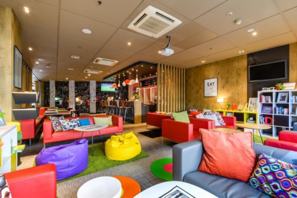 Ibis – muzyka wpisana w osobowość marki i pracowników Styl życia, LIFESTYLE - Czy praca w dziale sprzedaży, recepcji lub hotelowym barze może iść w parze z miłością do muzyki? Oczywiście, że tak. Wiedzą o tym doskonale zarówno goście, jak i pracownicy Accor Hotels.