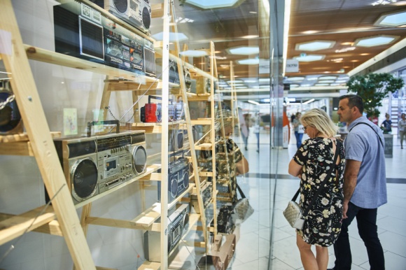Boombox â€“ jak kiedyÅ› sÅ‚uchaliÅ›my muzyki? Sztuka, LIFESTYLE - W Porcie ÅÃ³dÅº ruszyÅ‚a wystawa poÅ›wiÄ™cona kultowym odtwarzaczom muzyki. Mowa o boomboxach, czyli przenoÅ›nym sprzÄ™cie z duÅ¼ymi gÅ‚oÅ›nikami, na ktÃ³rym muzyka odtwarzana jest za pomocÄ… kaset magnetofonowych.