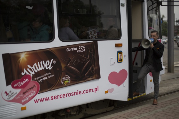 Wawel inspiruje Krakowian do czynienia dobra! Styl Å¼ycia, LIFESTYLE - 18 maja z okazji Dnia Dobrych UczynkÃ³w, mieszkaÅ„cy Krakowa mieli moÅ¼liwoÅ›Ä‡ przejaÅ¼dÅ¼ki wyjÄ…tkowym Tramwajem PeÅ‚nym Dobra! Akcja marki Wawel oraz krakowskiego MPK miaÅ‚a na celu pokazanie Krakowianom, jak waÅ¼ne jest czynienie maÅ‚ych, dobrych uczynkÃ³w.