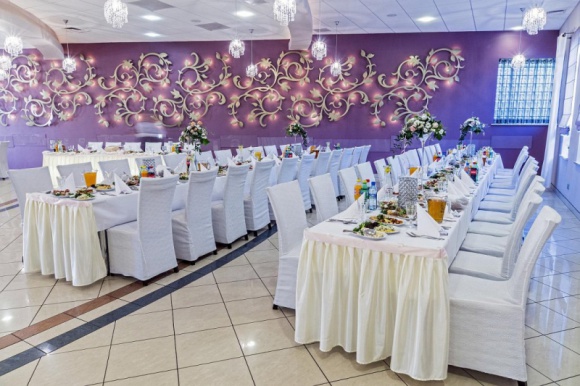 Lech-Gościnny Dom. Jak zorganizować komunijne przyjęcie? Styl życia, LIFESTYLE - Organizacja przyjęcia komunijnego to spore przedsięwzięcie i wiele osób powierza jego organizację profesjonalistom – różnego rodzaju lokalom gastronomicznym. Pozwala to oszczędzić czas i energię, a rodzice mogą poczuć się na uroczystości ich dziecka, jak goście.