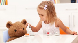 Czas na herbatkÄ™ wâ€¦ dzieciÄ™cym gronie Styl Å¼ycia, LIFESTYLE - Barbie, Ken, domek dla lalek, maÅ‚y stoliczek i mini zastawa, czyli wszystko, co jest potrzebne, aby zorganizowaÄ‡ tea time w wersji dla dzieci. ZbliÅ¼ajÄ…cy siÄ™ DzieÅ„ Dziecka to Å›wietna okazja, aby spÄ™dziÄ‡ czas z maluchem wedÅ‚ug jego pomysÅ‚u.