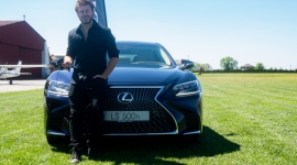 Andrzej Piaseczny wybrał nowego Lexusa LS 500 Gwiazdy, LIFESTYLE - W garażu Andrzeja Piasecznego stanął nowy Lexus LS 500 z silnikiem V6 o mocy 417 KM. Piosenkarz wybrał najnowszą limuzynę marki ze względu na przyjemność z jazdy i komfort podróży.