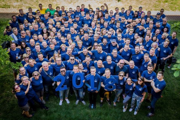 Akcja ReKreacja czyli Responsibâ€™ALL Day 2018 Styl Å¼ycia, LIFESTYLE - Pracownicy Wyborowa Pernod Ricard ruszyli, aby pomÃ³c seniorom i naturze. Z materiaÅ‚Ã³w z odzysku tworzyli w domach opieki ekologiczne miejsca do wypoczynku i integracji