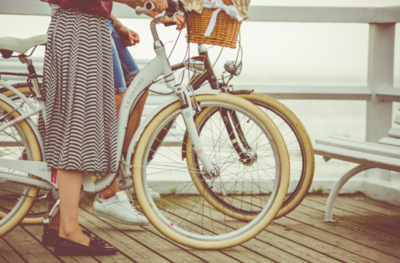 Modna rowerzystka – jak dobrze wyglądać na rowerze? Styl życia, LIFESTYLE - Czy rower musi ograniczać wybór ubioru? Jak zawsze wyglądać modnie i stylowo podczas przemieszczania się nim po mieście?