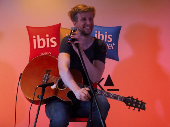 Kuba Jaźwiecki zaÅ›piewaÅ‚ w Krakowie! Muzyka, LIFESTYLE - 12 lipca w Krakowie odbyÅ‚ siÄ™ kolejny koncert z serii „ibis. Tu Mieszka Muzykaâ€. Tym razem na scenie pojawiÅ‚ siÄ™ Kuba Jaźwiecki – piosenkarz i autor tekstów znany także z programu „Mam talent!â€, w którego 4. edycji doszedÅ‚ do półfinaÅ‚u.